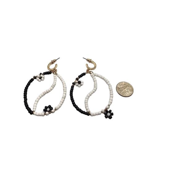 Pierced Earrings Black White Seed Beads Floral Motif Dangle Drop Statement - Picture 5 of 5